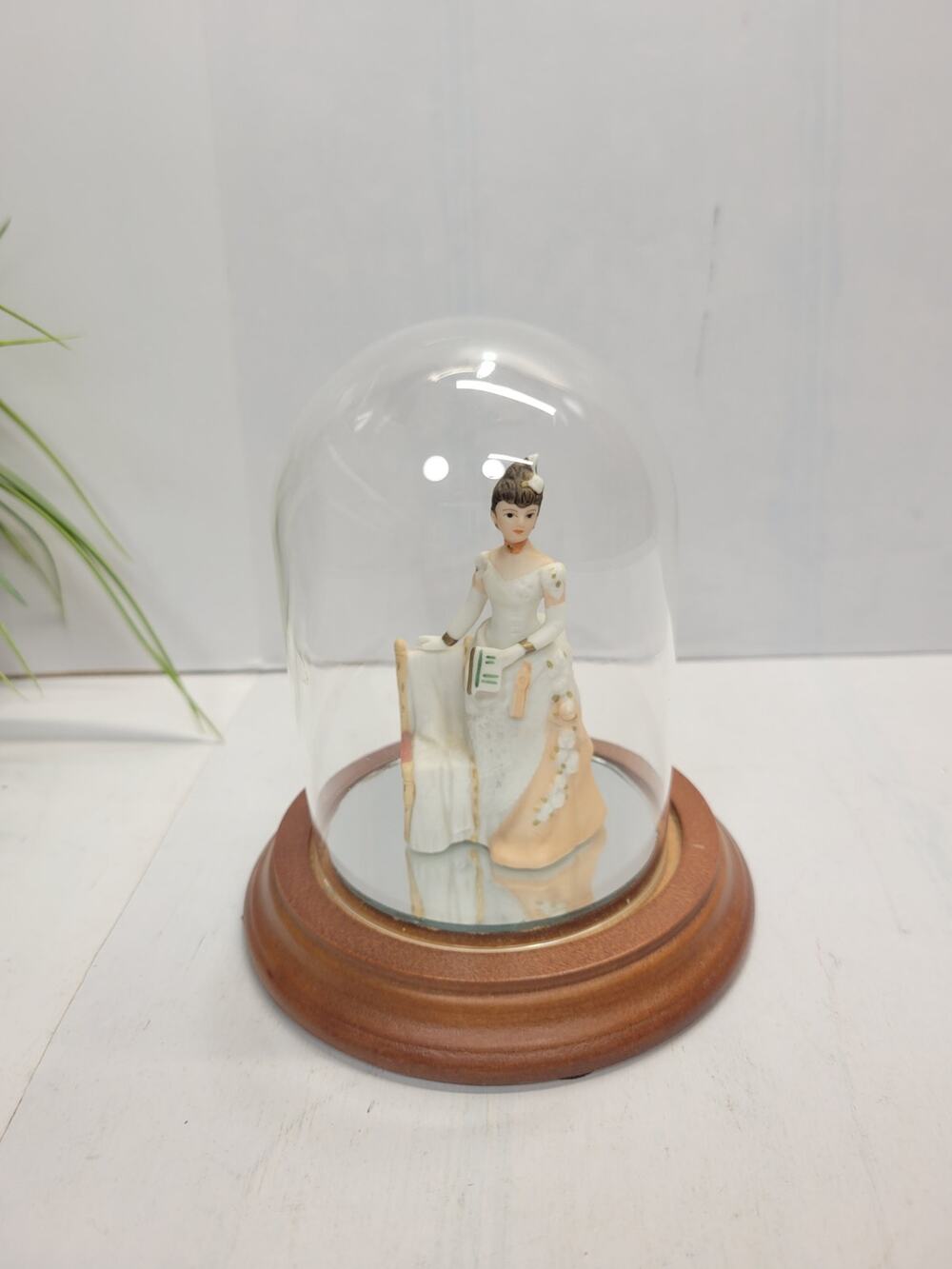 Avon Mrs Albee Presidents Club Miniature Figurine Award Glass Dome Base 1986